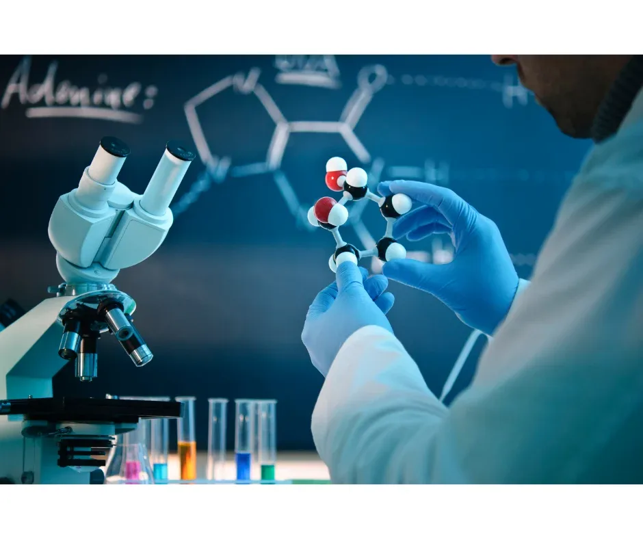 Pós EaD em Biologia: quais são as principais? | Biólogo segurando um estrutura molecular | FAVENI