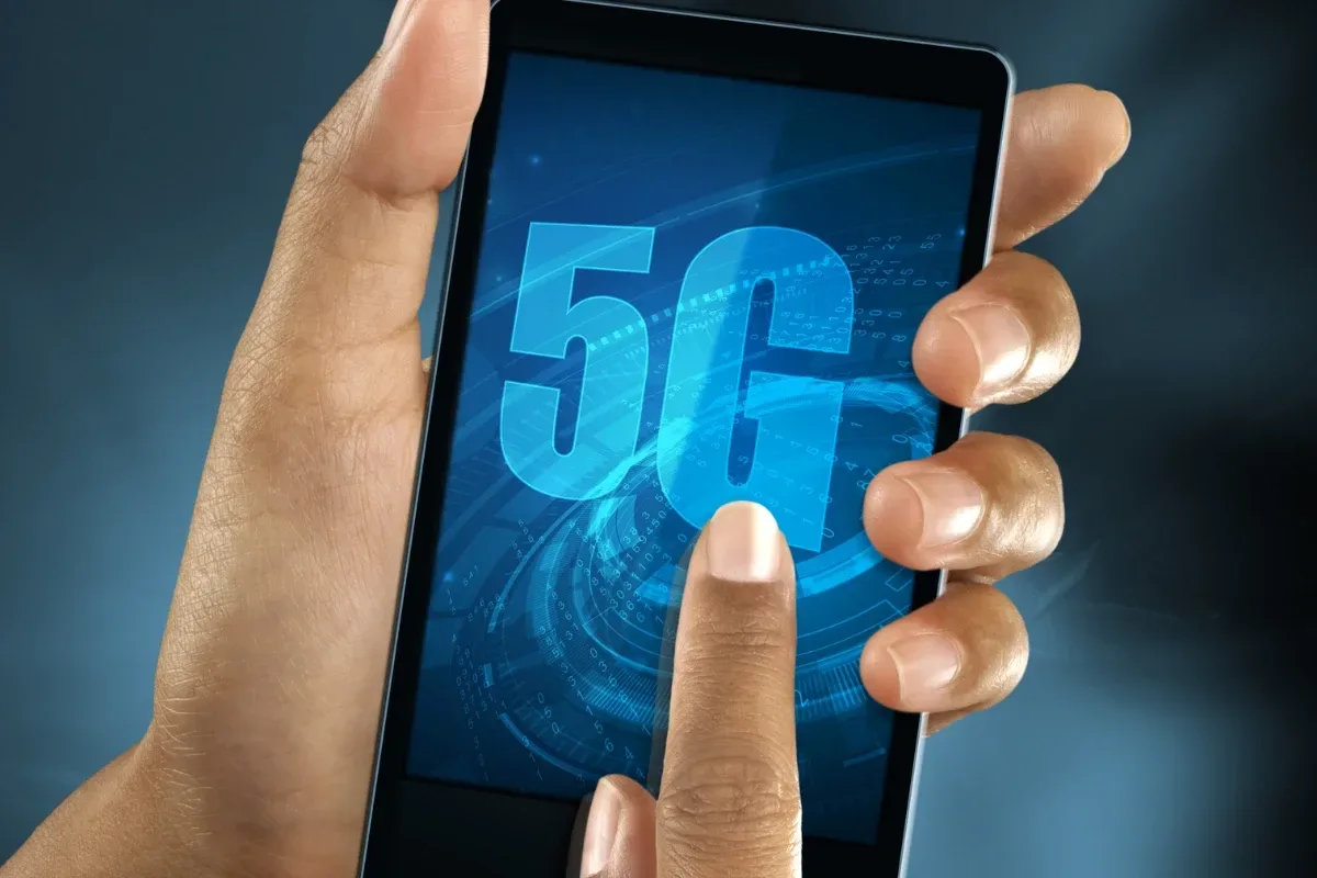 Como a Tecnologia 5G Vai Revolucionar a Pós-Graduação EAD | Descrição visual da imagem | FAVENI