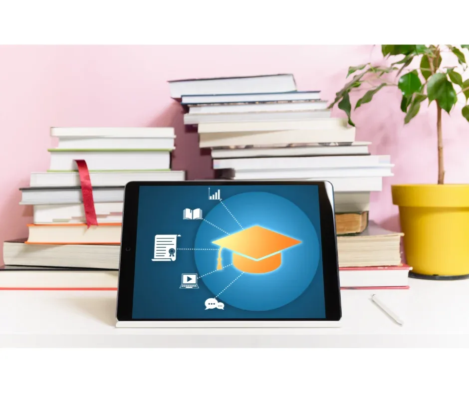 Avaliação na pós-graduação EaD: principais tipos | Ilustração do conceito de graduação online | FAVENI|Avaliação na pós-graduação EaD: principais tipos | Homem mexendo no notebook com um caderno de anotações ao lado | FAVENI