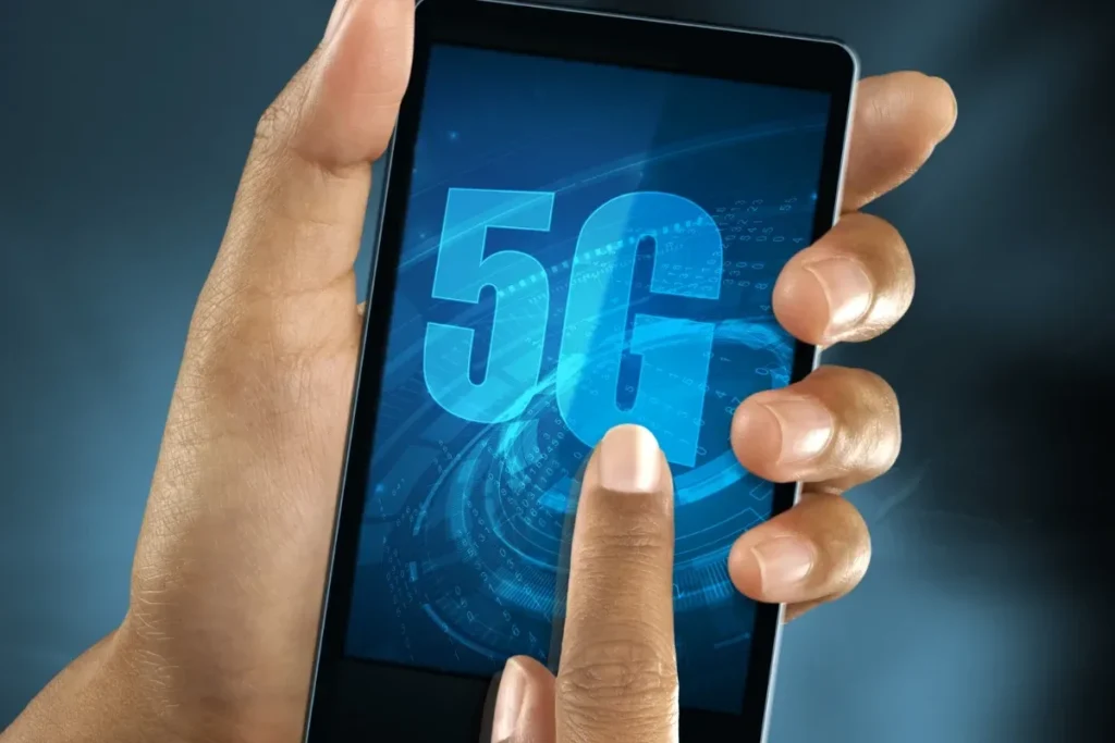 Como a Tecnologia 5G Vai Revolucionar a Pós-Graduação EAD | Descrição visual da imagem | FAVENI|Como a Tecnologia 5G Vai Revolucionar a Pós-Graduação EAD | Descrição visual da imagem | FAVENI