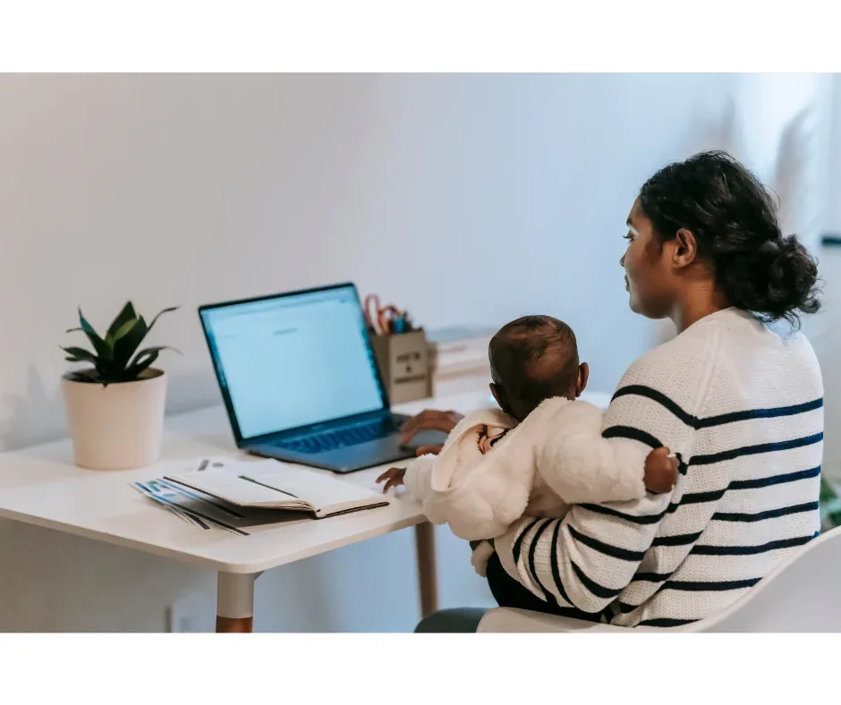 Como conciliar maternidade e pós-graduação? | Foto de mulher segurando um bebê enquanto mexe no notebook | FAVENI|Como conciliar maternidade e pós-graduação? | Foto de mulher sorrindo mexendo no notebook enquanto uma criança fala algo em seu ouvido | FAVENI