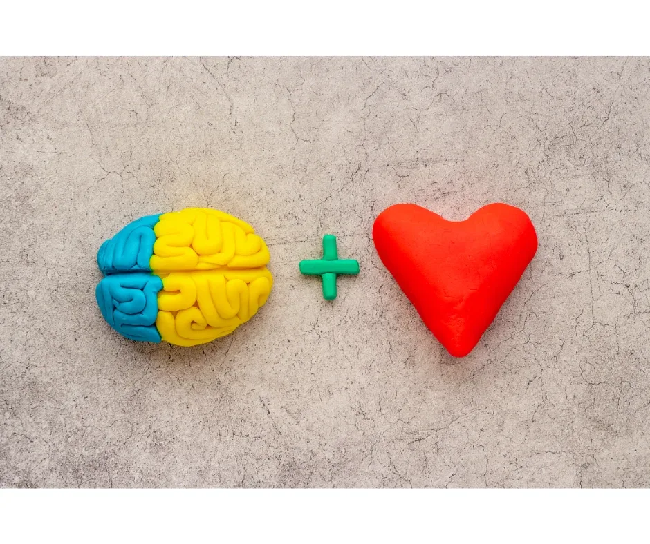 Como desenvolver Inteligência emocional e liderança na pós? | Ilustração que representa a inteligência emocional | FAVENI|Como desenvolver Inteligência emocional e liderança na pós? | Dados escritos hard / soft skills | FAVENI