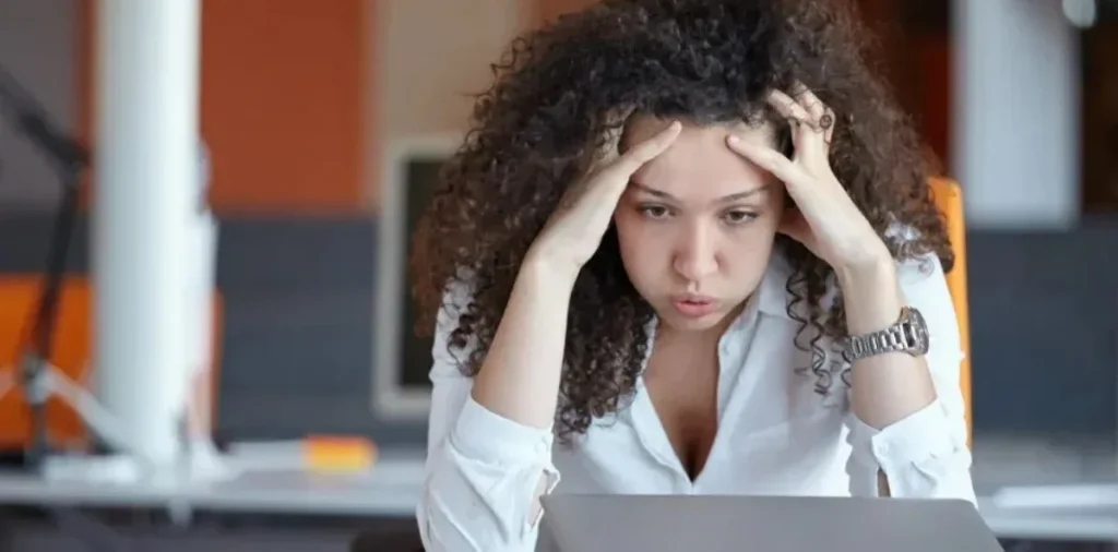 Como lidar com a pressão durante a pós-graduação EaD? | Mulher na frente do notebook com uma expressão de exausta | FAVENI|Como lidar com a pressão durante a pós-graduação EaD? | Mulher na frente do notebook com uma expressão de exausta | FAVENI|Como lidar com a pressão durante a pós-graduação EaD? | Mulher sentada no sofá com uma expressão de felicidade | FAVENI