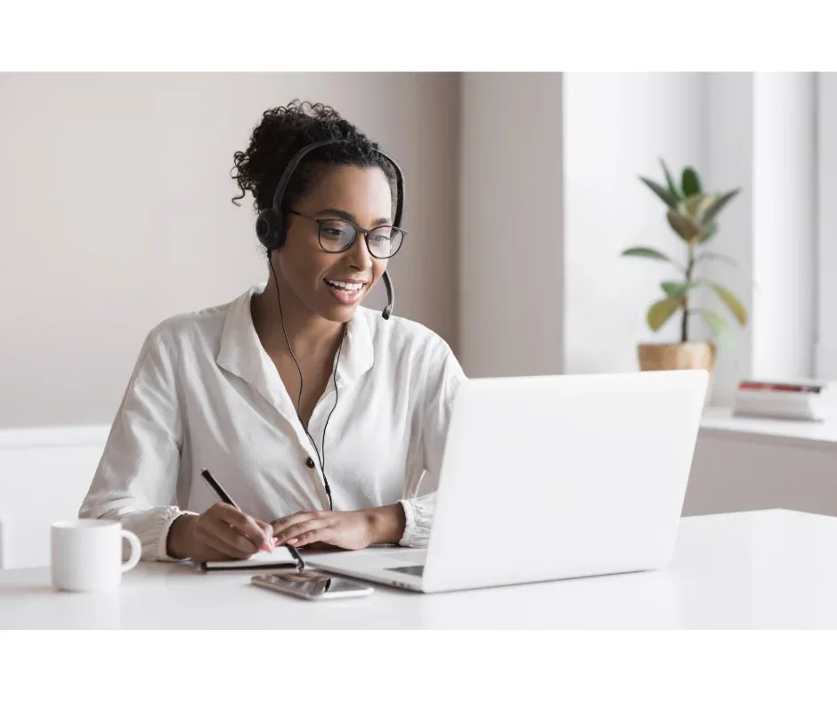 cursar pós-graduação à distância | Foto de mulher sorrindo enquanto estuda em casa | FAVENI||cursar pós-graduação à distância | Ilustração que representa o sucesso profissional e o aumento de salário | FAVENI