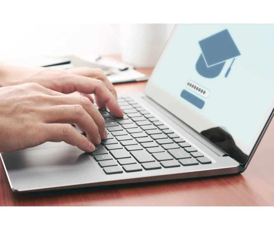 Ensino à distância: como manter o foco? | Foto de uma pessoa acessando uma plataforma de ensino online | FAVENI|Ensino à distância: como manter o foco? | Mulher de fone de ouvido fazendo anotações em frente ao computador | FAVENI