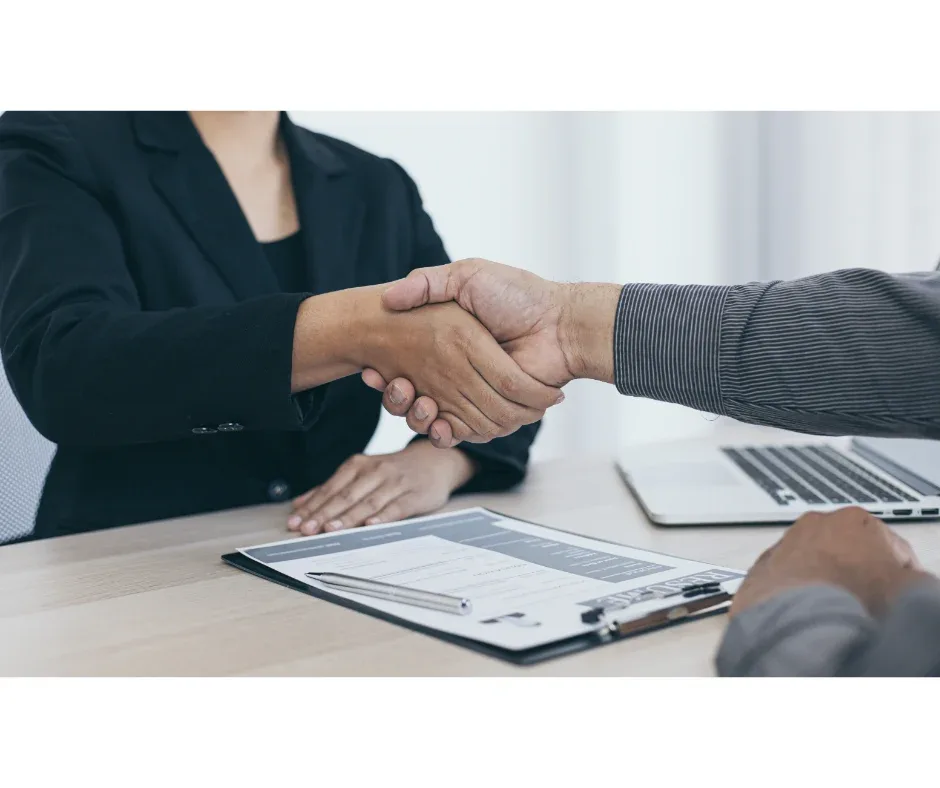 Estágios de pós-graduação EaD: como ajudam na prática? | Foto de um homem e uma mulher dando as mãos para fechar um negócio | FAVENI|Estágios de pós-graduação EaD: como ajudam na prática? | Foto de jovens comemorando uma conquista no trabalho | FAVENI