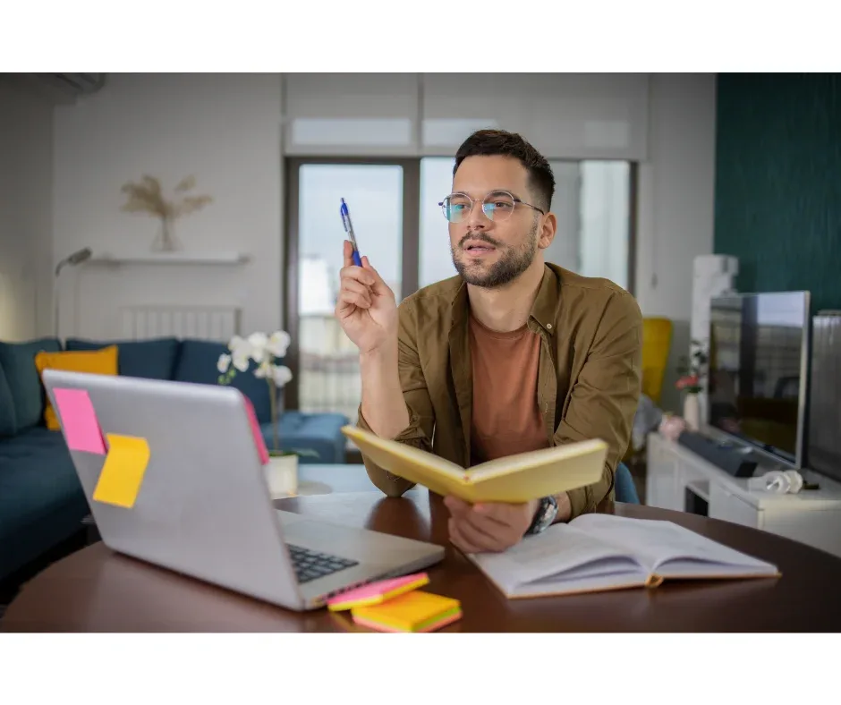 Interação acadêmica na pós-graduação EaD: saiba mais sobre | Homem estudando em casa | FAVENI|Interação acadêmica na pós-graduação EaD: saiba mais sobre | Foto superior de um homem assistindo aula ao vivo online | FAVENI