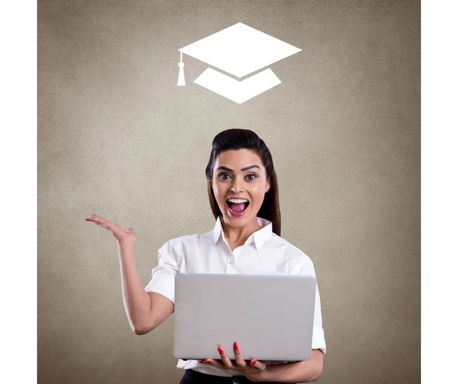 Investimento financeiro na pós-graduação EaD: vale a pena? | Foto de uma mulher feliz com notebook e um capelo desenhado acima da cabeça | FAVENI|Investimento financeiro na pós-graduação EaD: vale a pena? | Foto de uma mulher feliz de roupão estudando em casa | FAVENI