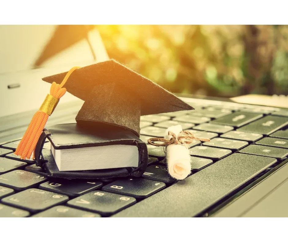 Por que fazer uma pós EaD na FAVENI? | Foto de um notebook com um mini capelo e um mini diploma sobre o teclado | FAVENI|Por que fazer uma pós EaD na FAVENI? | Foto de uma mulher com um diploma na mão e usando um capelo | FAVENI