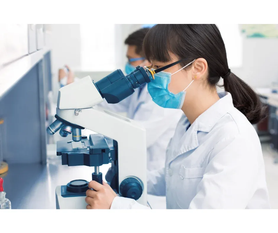 Pós EaD em Biologia: quais são as principais? | Bióloga olhando no microscópio | FAVENI|Pós EaD em Biologia: quais são as principais? | Biólogo segurando um estrutura molecular | FAVENI