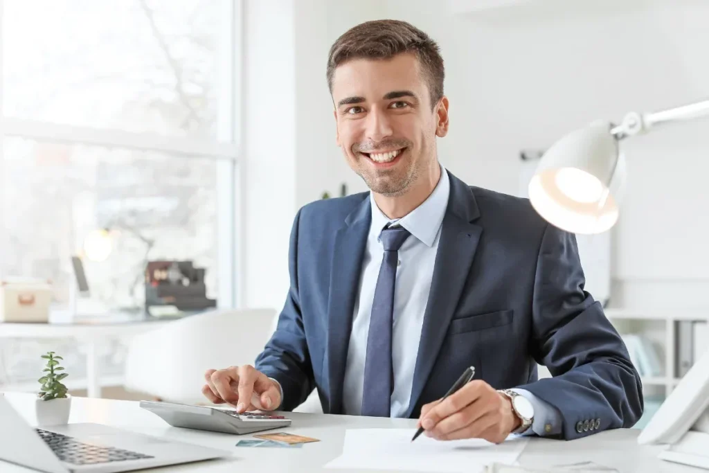 bancario trabalhando em seu escritorio|Pós EaD para bancários: quais são as opções? | Descrição visual da imagem | FAVENI|Pós EaD para bancários: quais são as opções? | Descrição visual da imagem | FAVENI