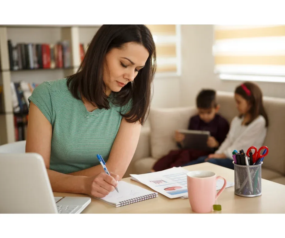 Prática na pós-graduação EaD: como são feitas as atividades? | Mãe estudando em casa com seus filhos no sofá | FAVENI|Prática na pós-graduação EaD: como são feitas as atividades? | Foto de um notebook com uma professora dando aula online | FAVENI