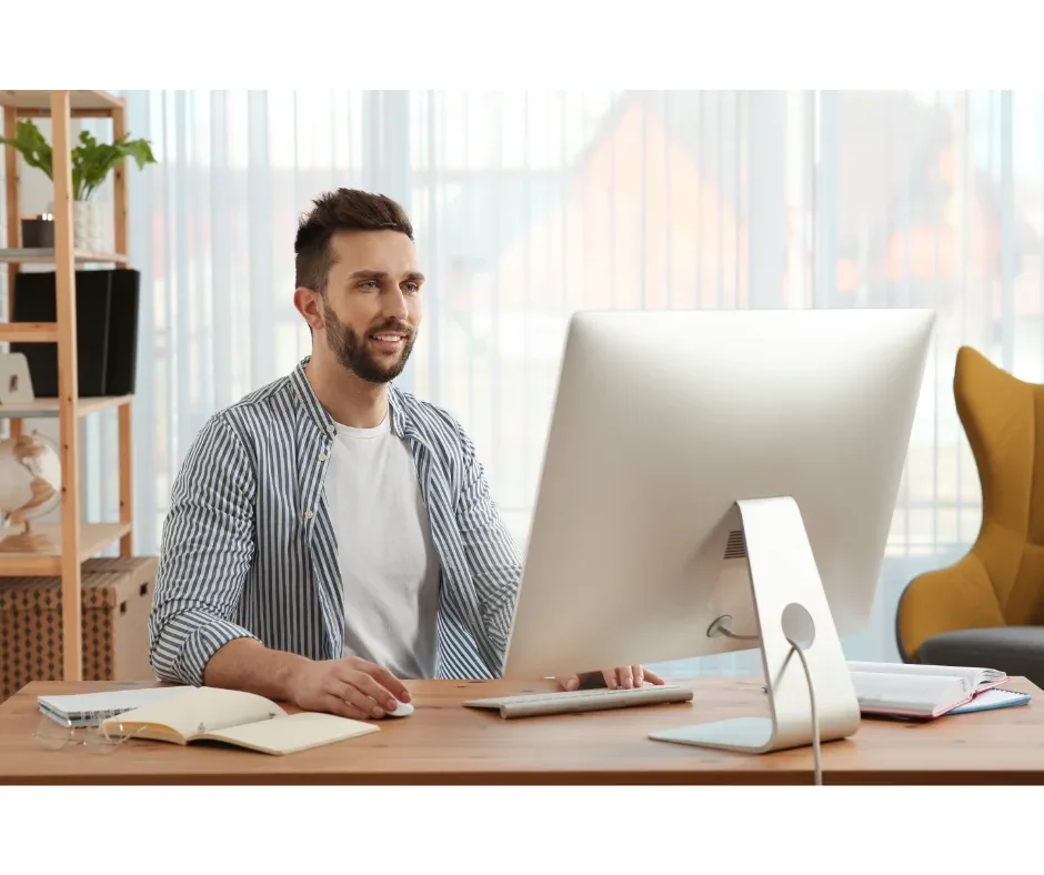 Programa de pós-graduação EaD: dicas para escolher o melhor | Homem sentado em frente ao computador | FAVENI|Programa de pós-graduação EaD: dicas para escolher o melhor | Mulher sorridente em frente ao computador estudando | FAVENI